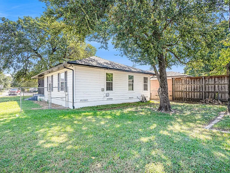 2533 Warren Ave — Photo 53