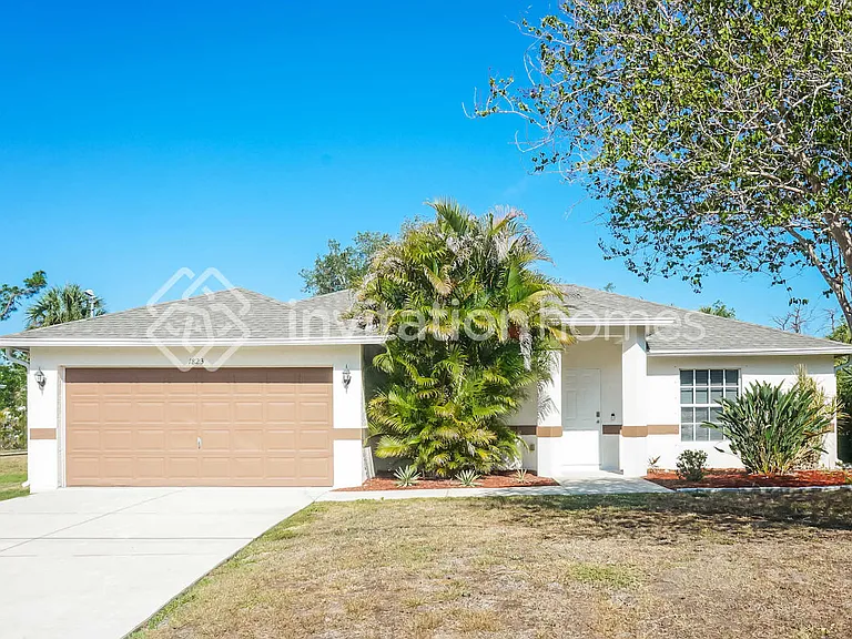 1823 Sadnet Ln — Photo 1