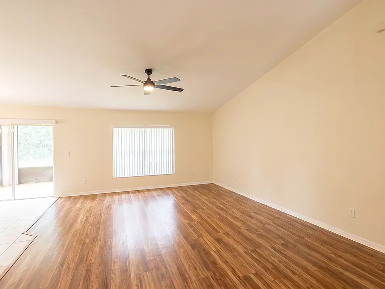 1481 SW Algardi Ln — Photo 4