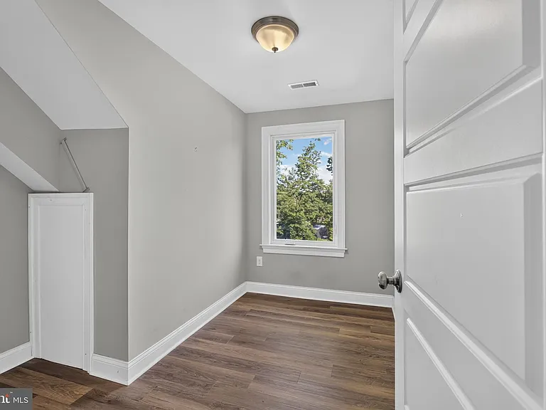 21 E Redman Ave — Photo 58