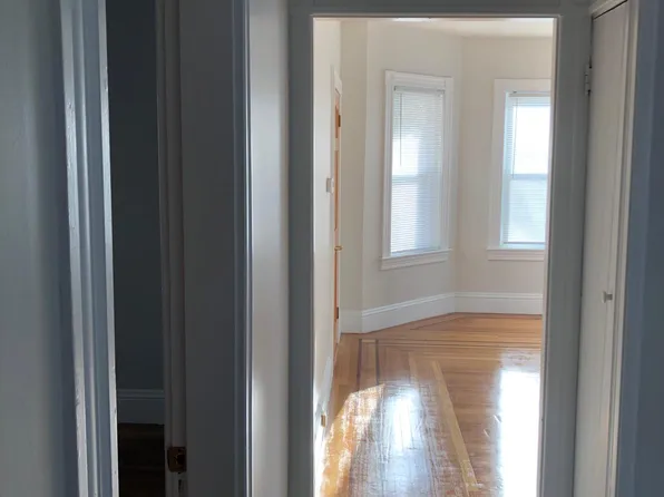 84 8th St, Providence, RI 02906