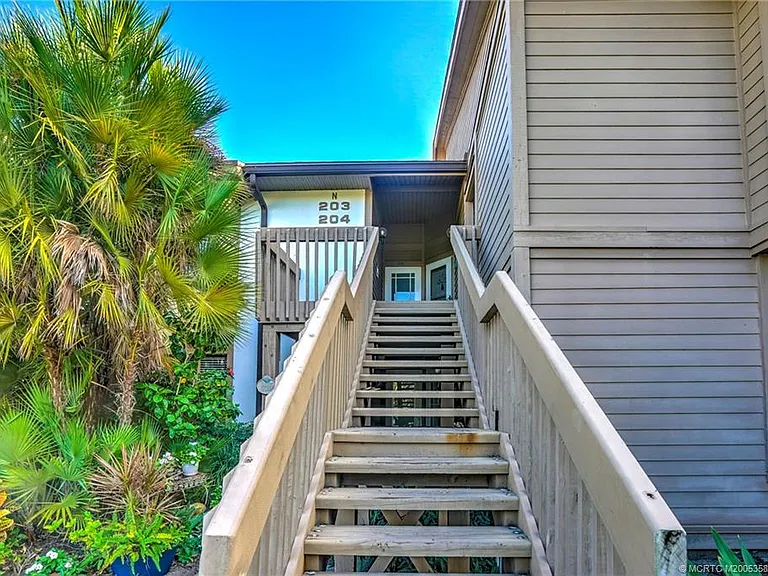 233 NE Edgewater Dr #204 — Photo 8