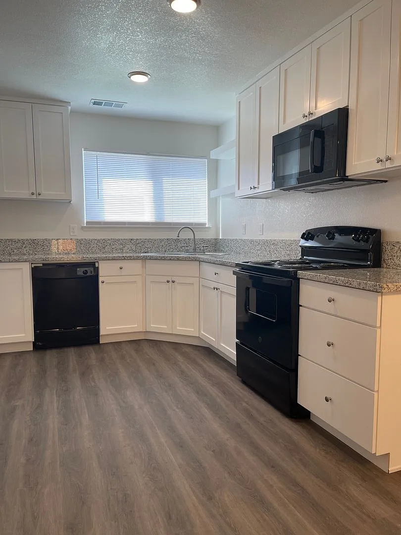 Townhouse in a gated community near Creekside Golf Course — Photo 1