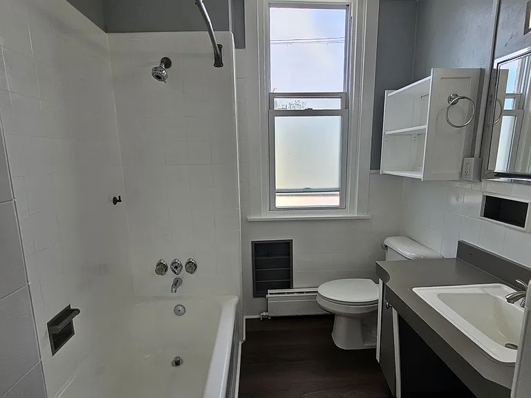 752 E Tioga St — Photo 9