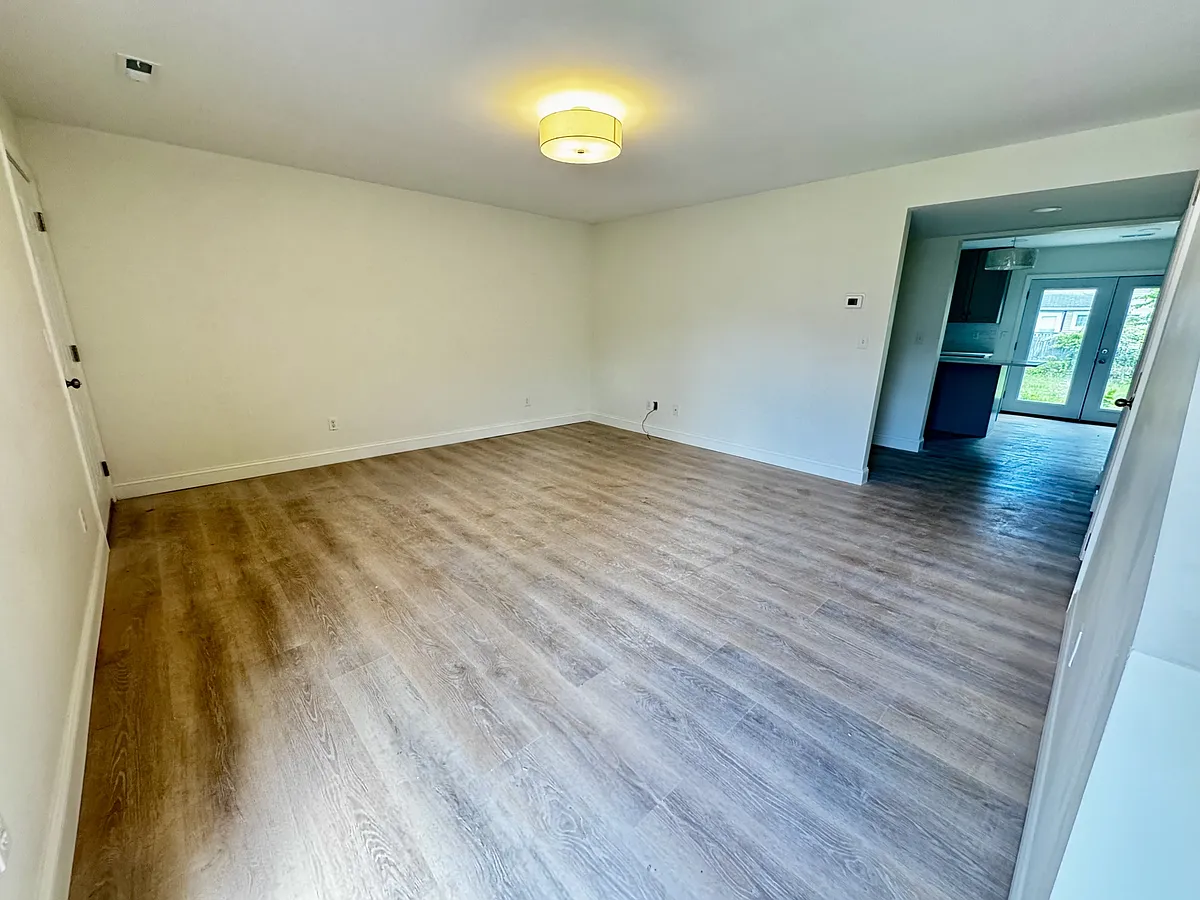 Building Photo - 923 4th Ave #1