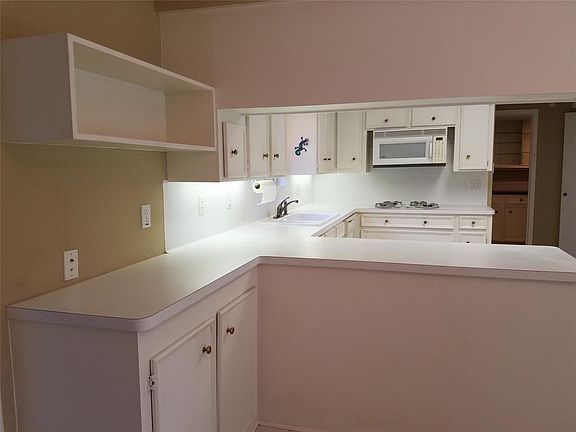 2nd image of 36 Bendwood Dr