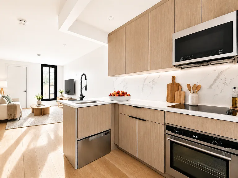 476 Humboldt St #2R — Photo 3