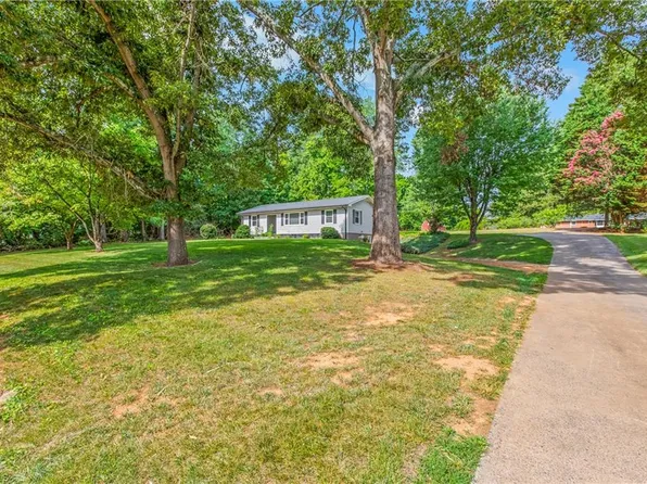 1132 Kennedy St, Yadkinville, NC 27055