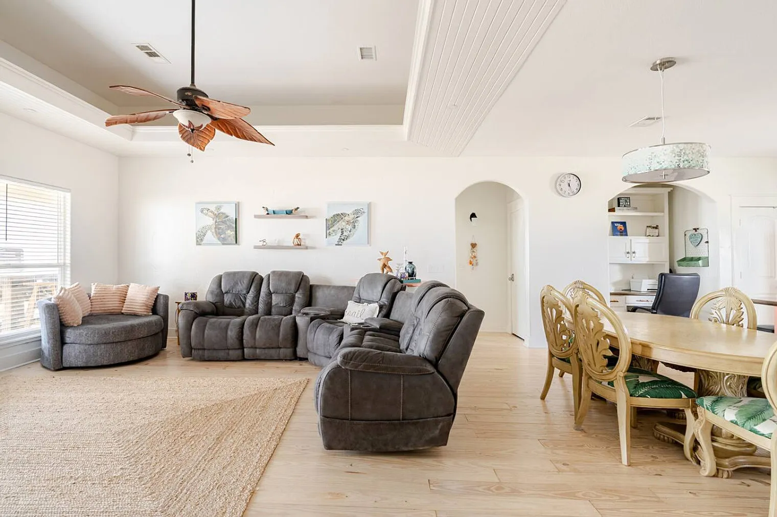 3 bed, 2.0 bath, 1646 sqft, $4,080 — Photo 4