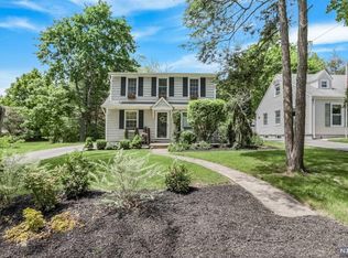 837 Circle Ave, Franklin Lakes, NJ 07417
