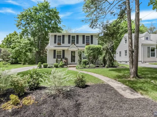 837 Circle Ave, Franklin Lakes, NJ 07417