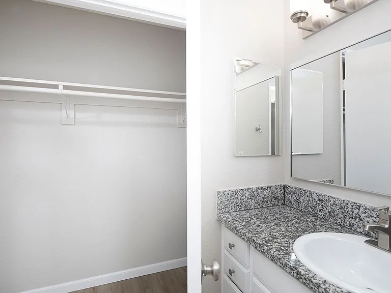 Wexford Manor Apartments — Photo 18
