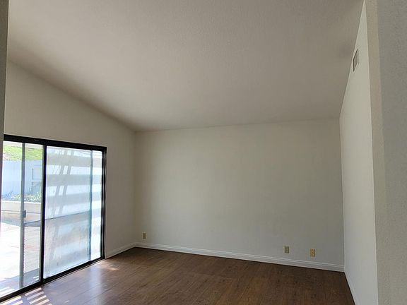 5th image of 13539 Sparren Ave