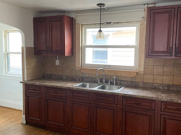 2nd image of 574 Winspear Ave