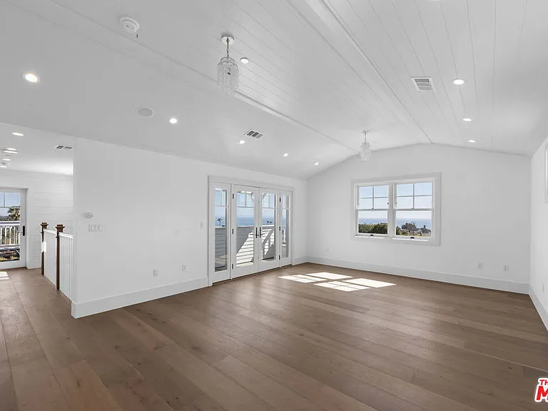 566 Ida St — Photo 33