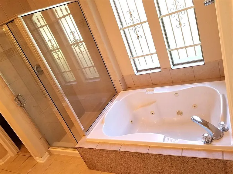 25406 Archdale Ct — Photo 32