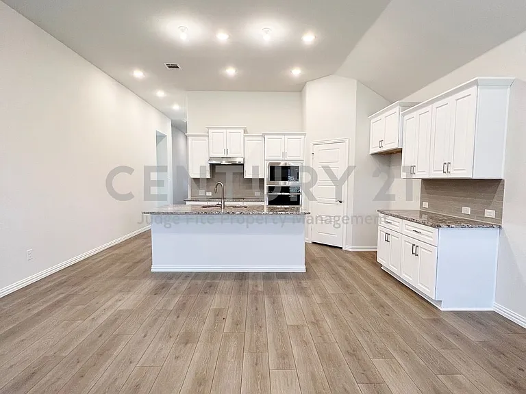 1310 Sundance Ln — Photo 4
