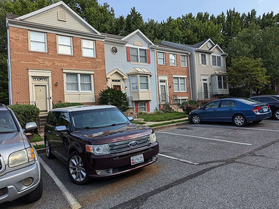 Various townhome clusters separated by trees for a woodsy feel.