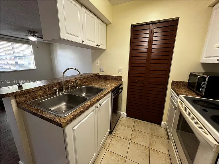 1239 SW 46th Ave #905 — Photo 3