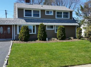 104 Brittle Ln, Hicksville, NY 11801