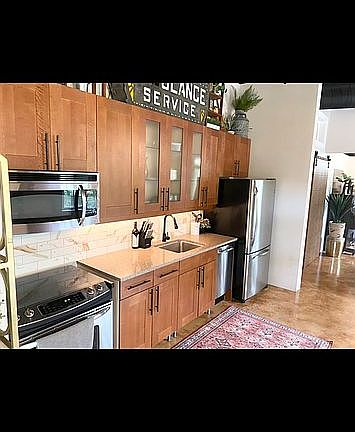 5th image of 2064 Herschel St Unit 303