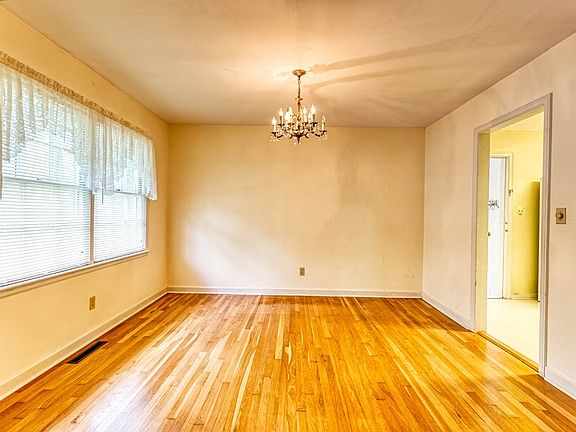 5th image of 2210 White Oak Dr