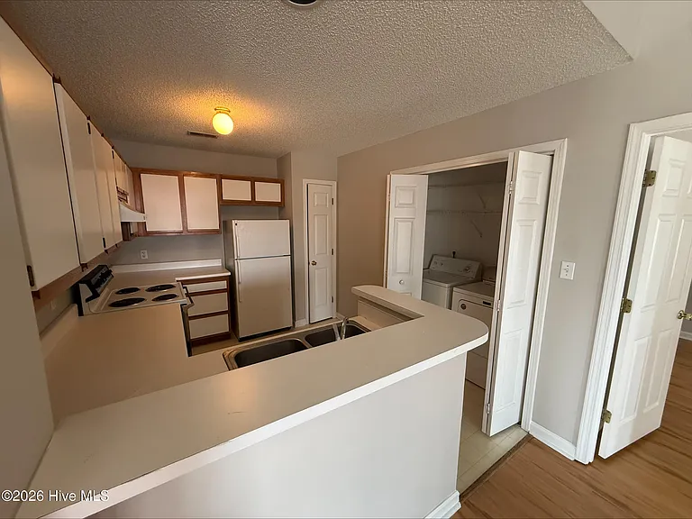 102 Breezewood Dr — Photo 5