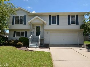 1103 Chatham Ln, Bloomington, IL 61704