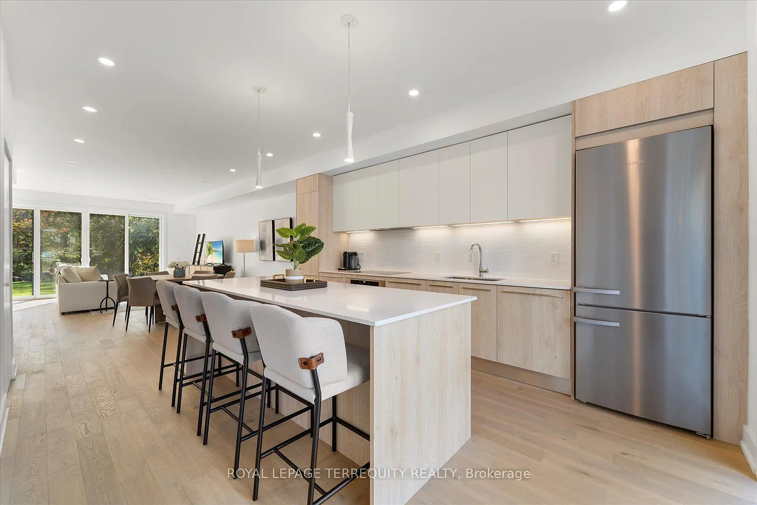 3 bed, $4,695 — Photo 2
