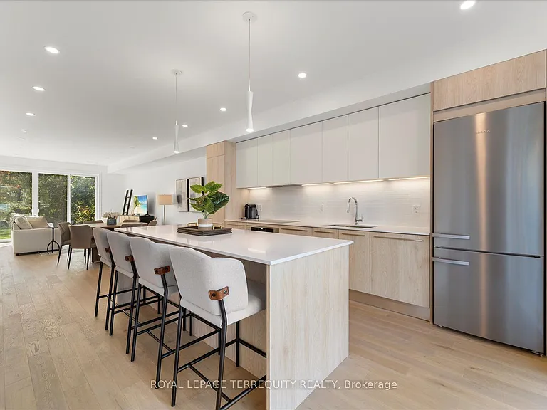 37 Rockmount Cres — Photo 2