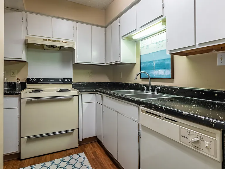 Birchwood Apartments — Photo 9
