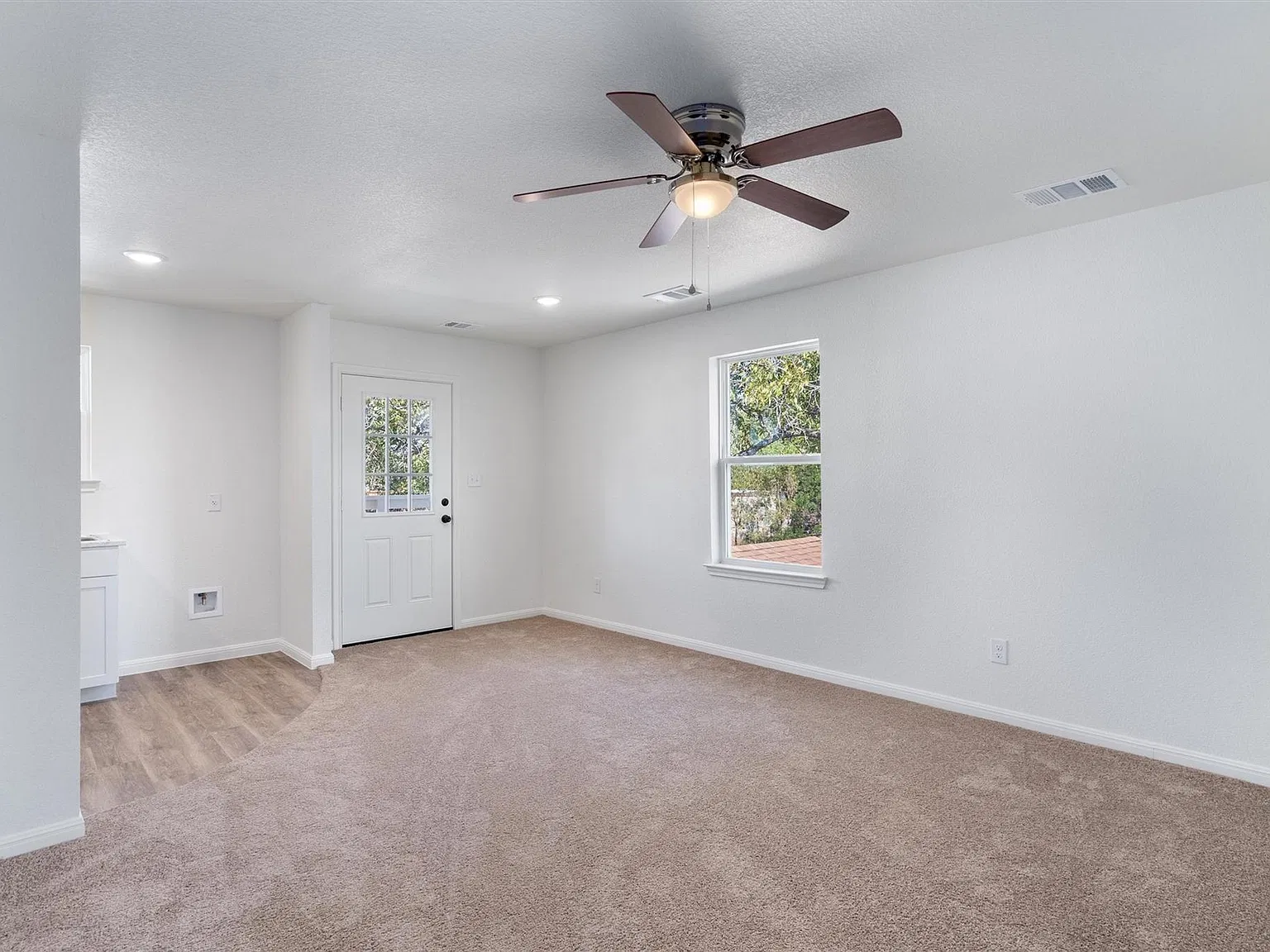 2 bed, 1.0 bath, 720 sqft, $1,200 — Photo 3