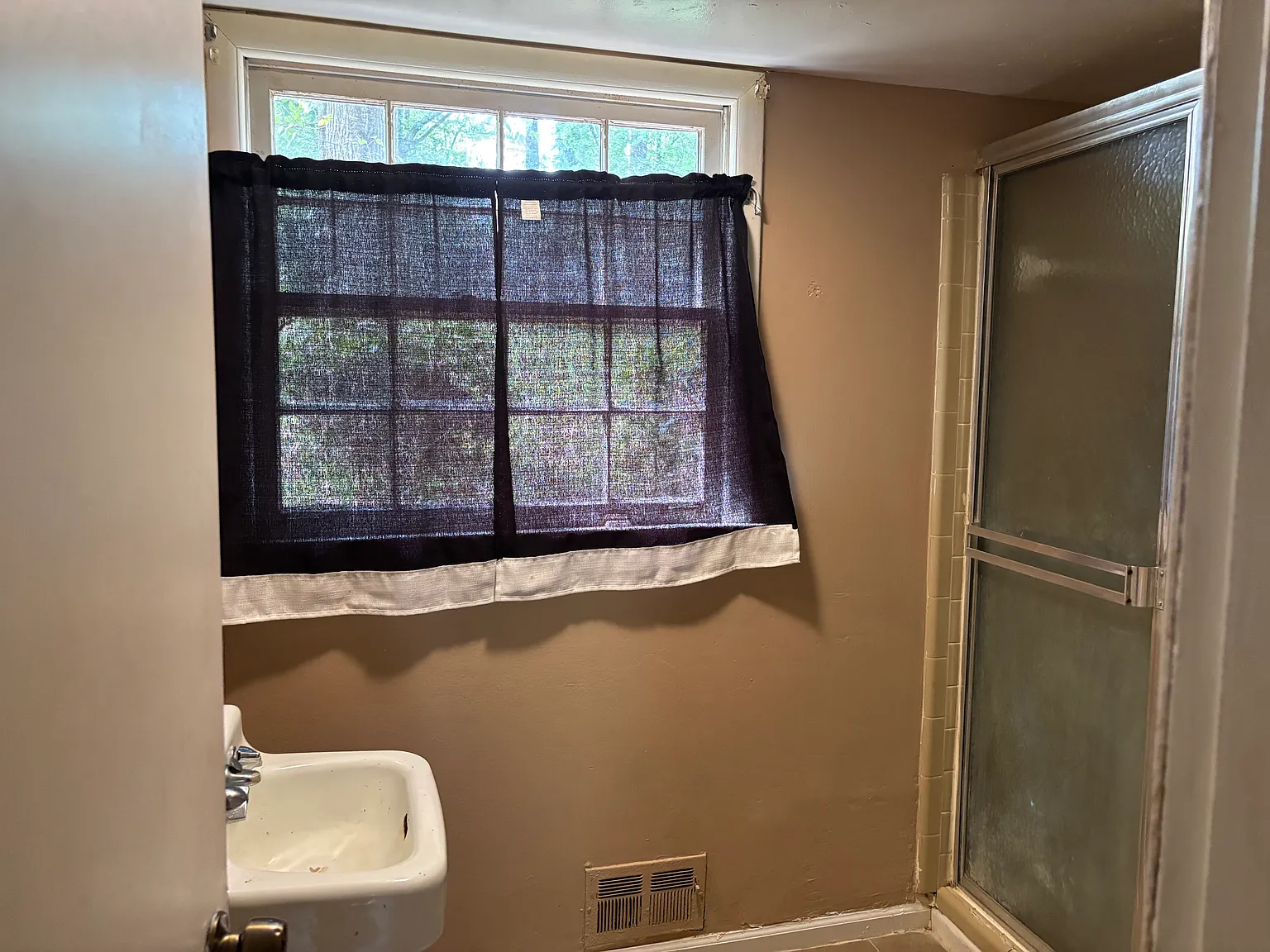4 bed, $2,150 — Photo 2