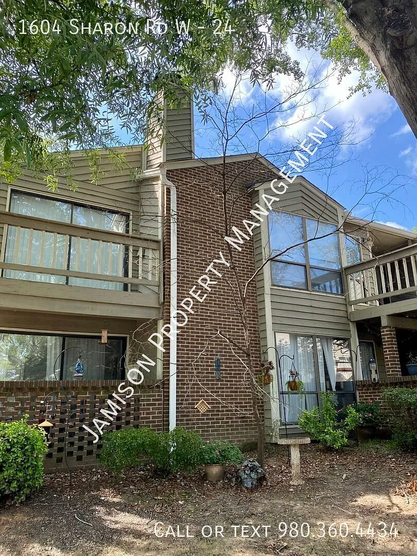 1604 Sharon Rd W — Photo 1