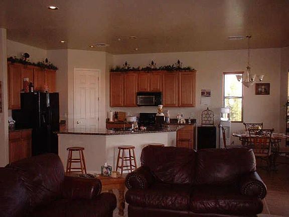 3rd image of 1095 W VIA DE PALMAS Drive