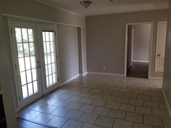 3rd image of 3205 Lake Travis Ave