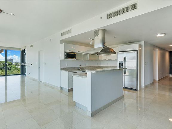 5th image of 601 NE 36th St APT 801