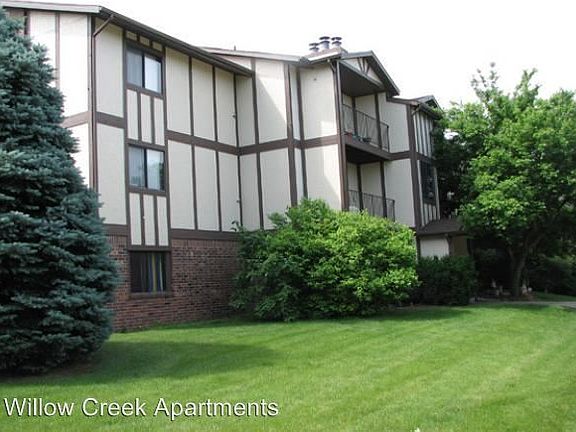 3rd image of 800 Foxcroft Ct APT 187
