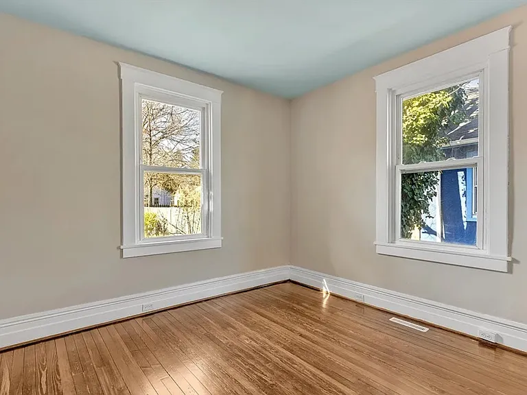 214 W Blake Ln — Photo 8