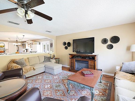 3rd image of 1209 Windy Bluff Dr