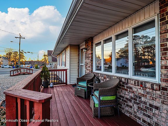 4th image of 28 Pine Brook Dr