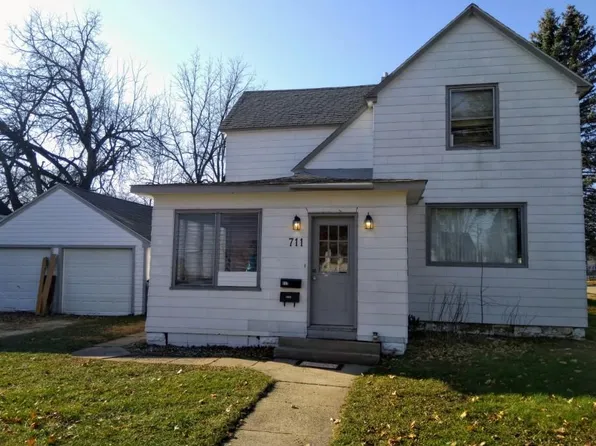 711 6th St NW, Austin, MN 55912
