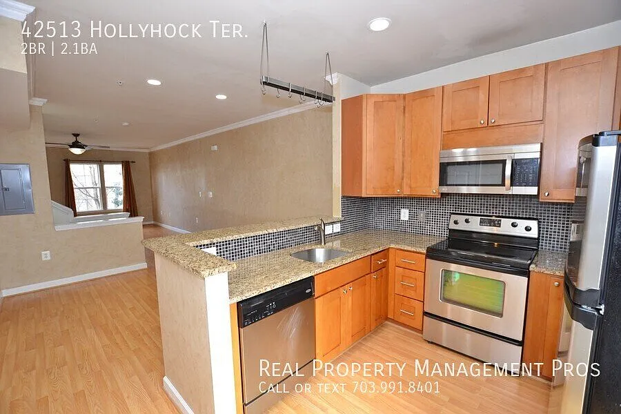 Beautifully Maintained 2 Bedroom 2.5 Bath Townhouse For Rent In the Heart of Ashburn. — Photo 3