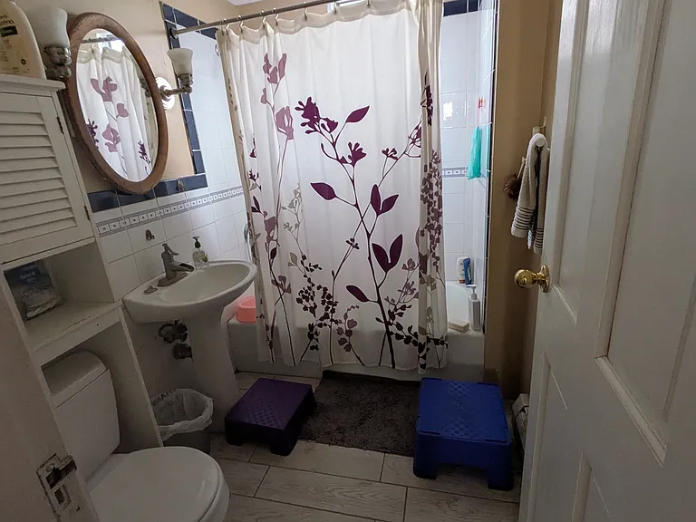 Bathroom w tub