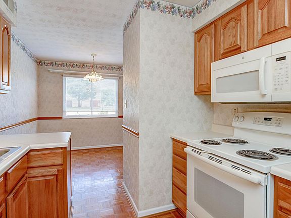 5th image of 5365 Camelot Dr APT 37