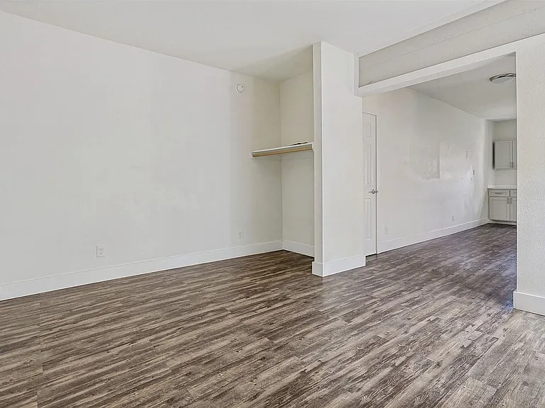 735 W 10th St #C — Photo 9