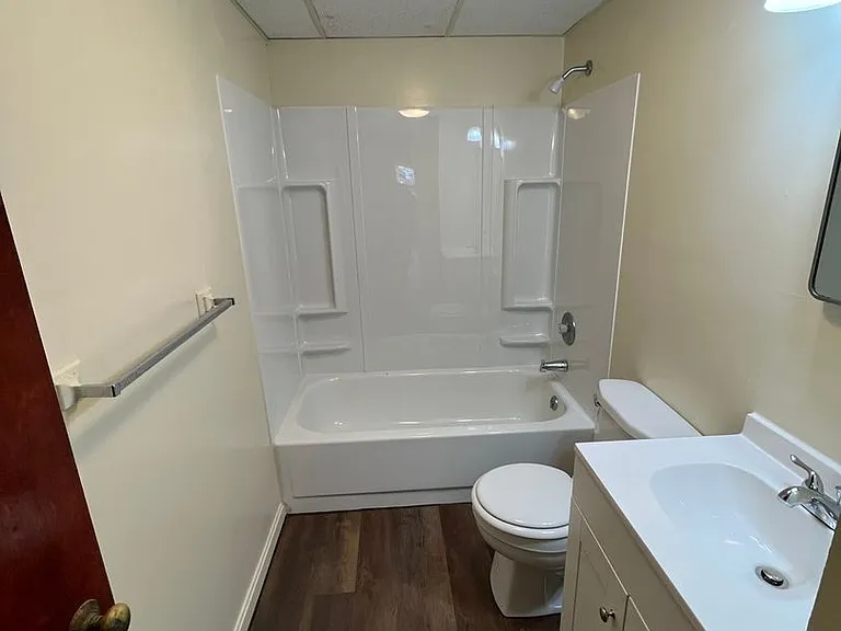 5200 Earl Dr — Photo 2
