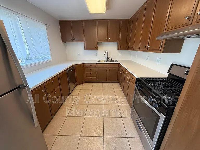 1602 Mitchell St — Photo 2