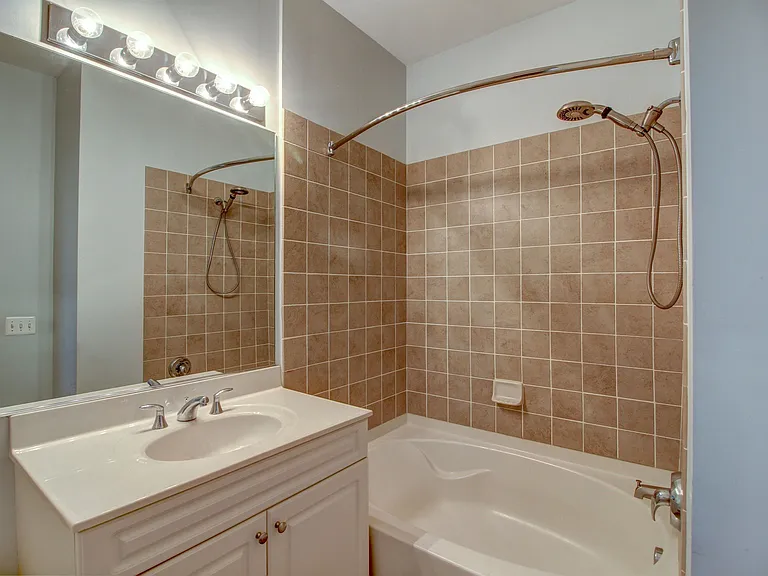 1300 Grand St #201 — Photo 17