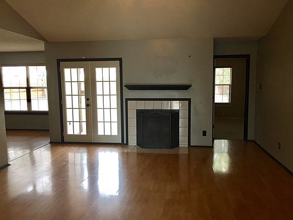 4th image of 1702 Evelyn St
